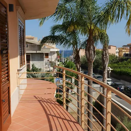 Apartment Benazar House *
